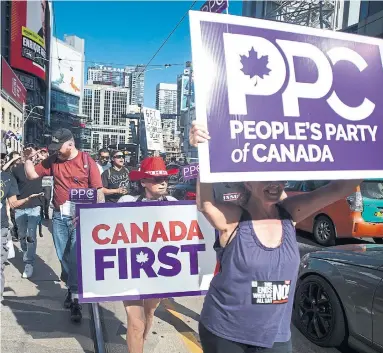  ?? CHRIS YOUNG THE CANADIAN PRESS ?? People’s Party of Canada supporters in Toronto demonstrat­e on Saturday against public health measures to curb COVID-19.