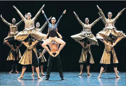  ?? PERE DURAN / NORD MEDIA ?? El coreógrafo francés echa mano de toda la carga de ballet clásico para ofrecer su lectura del siglo XXI