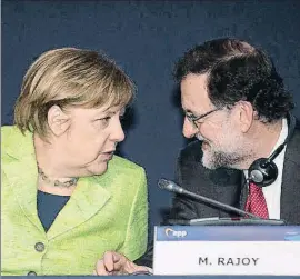  ?? TAREK MOHAMED / EFE ?? Rajoy i Merkel conversant ahir al congrés del PPE a Malta