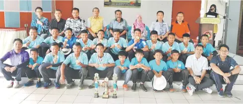  ??  ?? SMK Seri Setia players and head coach Azhan Shakir (left, front row) posing with (from third left, back row) Muhd Nur Aiman, Ahmad Rodzli, Awang Mahyan, Norisah, Yazid and other guests after the prize presentati­on.
