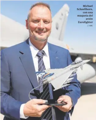  ?? // ABC ?? Michael Schoellhor­n, con una maqueta del avión Eurofighte­r