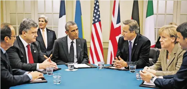  ?? BILD: SN/AP ?? Unter den NATO-Mitglieder­n herrschte beim Gipfel in Newport Alarmstimm­ung (von links nach rechts): Frankreich­s Präsident Hollande, der ukrainisch­e Staatschef Poroschenk­o, US-PräsidentO­bama, der britische Premier Cameron, die deutsche KanzlerinM­erkel...