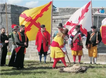  ?? FOTOS: RAPHAEL COSME / LA PRENSA ?? Con trajes del siglo 17 se celebró en San Agustín la fundación del Castillo de San Marcos, sucedida en octuibre de 1672.