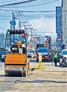  ??  ?? UNDERGROUN­D CABLE PROJECT. The work on the undergroun­d cabling system along C.M. Recto Street goes on through the weekend. This is the second phase, the first one being the area around the Davao City Hall. It is estimated that the whole downtown area...