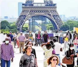 ?? AP ?? Imagen de un concurrido París, con y sin mascarilla, con la Torre Eiffel al fondo
