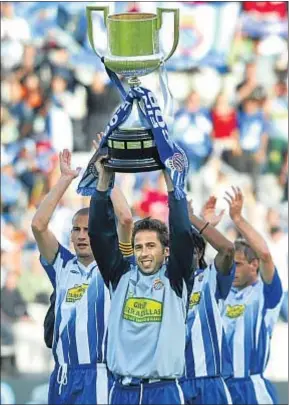  ?? DAVID AIROB ?? Raúl Tamudo ofrece la Copa del 2006 al público de Montjuïc