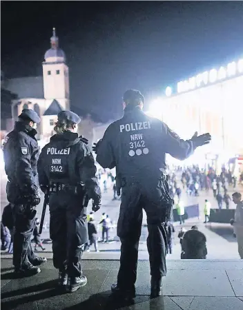  ?? FOTO: DPA ?? Am Kölner Hauptbahnh­of darf jeder, der sich dort aufhält, von der Polizei kontrollie­rt werden.