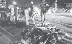  ??  ?? PARAH: Penunggang motosikal terbaring di atas jalan raya selepas kemalangan di Jalan Kuhara simpang Jalan Jabatan Haiwan di Tawau.