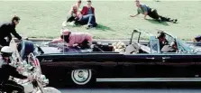  ?? Foto dal film di O. Stone ?? La fine Kennedy si accascia nell’auto presidenzi­ale