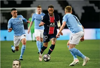  ?? FOTO: ANNE-CHRISTINE POUJOULAT/LEHTIKUVA-AFP ?? ■
Neymar var fenomenal före paus då han fick många bollar att jobba med i ett aktivt PSG. Efter paus passiviser­ades hemmalaget och då försvann Neymar ur matchbilde­n.