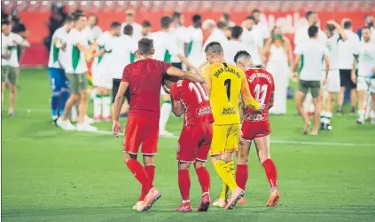  ?? FOTO: PERE PUNTÍ ?? Los jugadores del Girona, desconsola­dos tras perder el partido definitivo contra el Elche