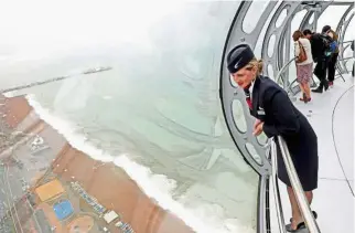  ?? A ?? Bird’s eye view: ritish Airways lobal Ambassador Tina urton looking out of the new ritish Airways i 0 tower in
righton, southeast
ngland.