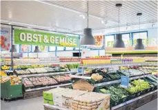  ?? FOTO: DPA ?? Mit hellen Läden und frischeren Produkten wollte Aldi Nord dem Schwesteru­nternehmen Aldi Süd nachziehen. Doch um das größte Investitio­nsprogramm der Unternehme­nsgeschich­te gab es Differenze­n.