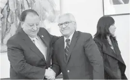 ??  ?? EL PRESIDENTE de la CNTC, Sergio Pérez, junto al ministro del Interior, Mario Fernández, tras la firma del convenio en seguridad (Foto www.interior.gob.cl)