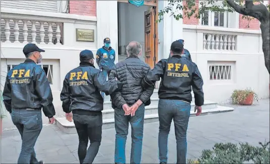  ?? ?? INTERPOL. La división de la Policía Federal Argentina concretó la detención del octogenari­o el martes pasado en barrio Alberdi. De ahí fue trasladado a la alcaidía de la fuerza en Nueva Córdoba.