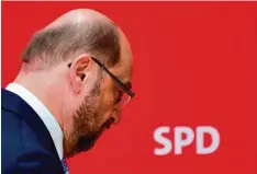  ?? Foto: John MacDougall, afp ?? Das dritte Wahldebake­l in Folge? Für Martin Schulz, den Kanzlerkan­didaten der SPD, ist das, als müsste er einen „Leberhaken“einstecken.