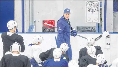  ?? CP PHOTO ?? Toronto Maple Leafs head coach Mike Babcock talks to his players during a practice session Monday in Toronto.