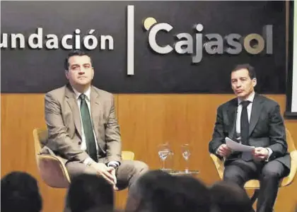  ?? CÓRDOBA ?? El alcalde de Córdoba, José María Bellido, con Francisco Morón, delegado de ‘Europa Press’, ayer en Sevilla.