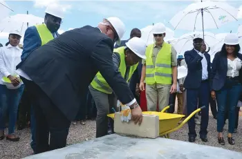  ??  ?? AMÂNDIO MORAIS | EDIÇÕES NOVEMBRO | CUANDO CUBANGO Momento em que a ministra das Pescas procedia ao lançamento da primeira pedra