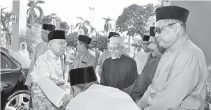  ?? — Gambar Bernama ?? DISAMBUT: Yang di-Pertua Negeri Tun Abdul Rahman Abbas (kiri) disambut orang ramai ketika tiba bagi menunaikan solat sunat Aidiladha di Masjid Negeri, George Town semalam.