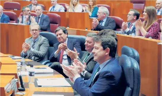  ?? MIRIAM CHACÓN/ICAL ?? Fernández Mañueco junto a González Gago, Fernández Carriedo y Mariano Veganzones en el parlamento regional