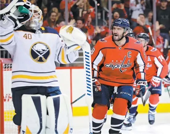  ?? PHOTO AFP ?? Alex Ovechkin semble diriger quelques mots à l’endroit du gardien des Sabres Carter Hutton après avoir trompé sa vigilance en deuxième période. Le but d’ovechkin permettait aux Capitals d’égaliser la marque.