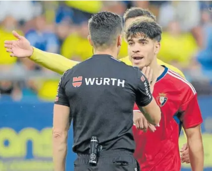  ?? Foto: Paco Martín (Agencia LOF) ?? Abde pide explicacio­nes a Del Cerro Grande en Cádiz por la roja.