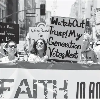  ??  ?? Activistas se manifestar­on el fin de semana en el centro de Los Ángeles, California, en la denominada marcha de la verdad, como parte de una demostraci­ón pacífica en todo el país para restaurar la fe en la democracia y el sistema electoral de Estados...