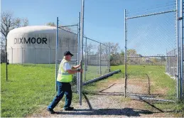  ?? ANTONIO PEREZ/CHICAGO TRIBUNE ?? An engineer from Robinson Engineerin­g closes the gate to the pumping station after checking on gages in Dixmoor on Oct. 20.