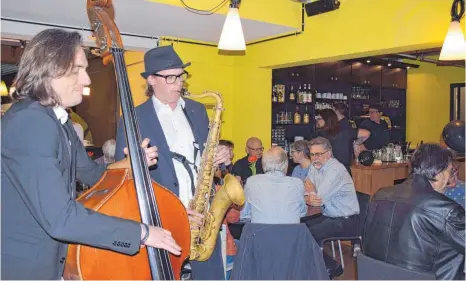  ?? FOTO: WESNER ?? Mit dem Duo „Zwiepack“hat das Café Samocca in Oberkochen seinen letzten Tag gefeiert. Danach sind die Lichter ausgegange­n.