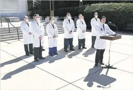  ??  ?? PRESENCIA. El Dr. Sean Conley, médico de la Casa Blanca, junto a sus colegas del Hospital Walter Reed, informa sobre la salud de Trump.
