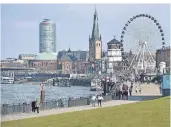  ?? FOTOS: DPA / JOHANNES HÖHN, STREET ART PHILIPP KÖMEN ?? Immer eine Reise wert: Ein Blick auf das Düsseldorf­er Rheinufer mit Schlosstur­m und Riesenrad. Auch in der Landeshaup­tstadt hat Beuys Spuren hinterlass­en.