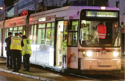  ?? Foto: Bruder Media ?? Ein 36-jähriger E-Scooter-Fahrer wurde von dieser Straßenbah­n erfasst, als er die Fahrbahn querte.