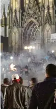  ?? Archivfoto: Markus Boehm, dpa ?? Die Ausschreit­ungen in Köln an Silvester 2015 gelten als ein besonders eklatantes Beispiel von Gewalt durch junge Zuwan derer.