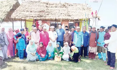  ??  ?? SEBAHAGIAN AJK program dan ahli Usba Kg Perapat Laut bergambar kenangan bersama Chong (tengah).