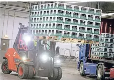  ?? FOTO: DPA ?? Ein Gabelstapl­er transporti­ert Paletten mit Leergut in einer Halle der Veltins-Brauerei in Meschede-Grevenstei­n.