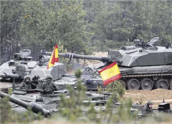  ?? VALDA KALNINA / EFE ?? Maniobras Dos soldados españoles con tanques Leopard 2 en un ejercicio de artillería en la base militar de Adazi en Letonia. ▷
