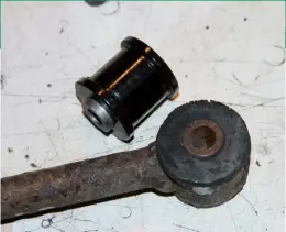  ??  ?? The secondhand rear camber control rod came with rubber bushes, but Simon had bought polyuretha­ne replacemen­ts.