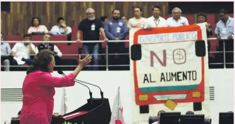  ?? |José Ávila / aiM ?? Durante la sesión de ayer en el Congreso del Estado, el grupo Movimiento por la Movilidad realizó una protesta contra el aumento a las tarifas de transporte.