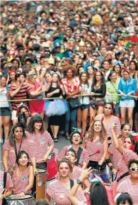  ?? TIAGO QUEIROZ/ESTADAO ?? Feminismo. Bloco Pagu animou a festa com apenas mulheres na bateria