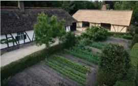  ?? FOTO LUC DAELEMANS ?? Het erf van Meeuwen wordt het nieuwe uithangbor­d van brood, met De Superette van Kobe in de schuur (rechts).