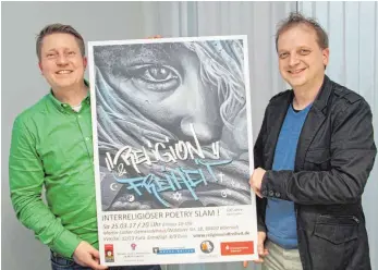  ?? FOTO: DANIEL HÄFELE ?? Tobias Meinhold (links) und Matthias Ströhle erhoffen sich vom interrelig­iösen Poetry-Slam spannenden Diskussion.