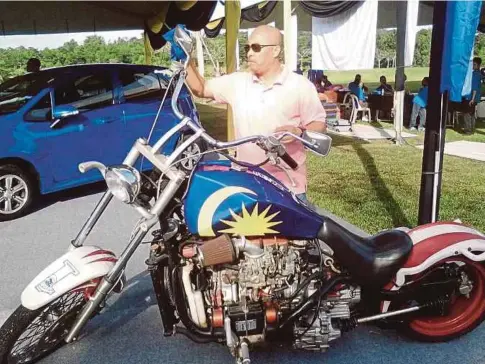  ??  ?? NASIREN melihat motosikal berkuasa tinggi hasil inovasi pekerja PROTON di Karnival Motosports Bandar Belia 1Malaysia di Tasik Embayu.