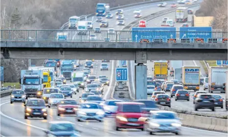  ?? FOTO: ARNULF HETTRICH/IMAGO IMAGES ?? Autobahn A 8 bei Stuttgart: Autonom fahrende Autos könnten durch intelligen­te Steuerung von Geschwindi­gkeit und Fahrabstan­d Unfälle frühzeitig vermeiden, ist sich LFT-Chef Christian Meyer sicher.