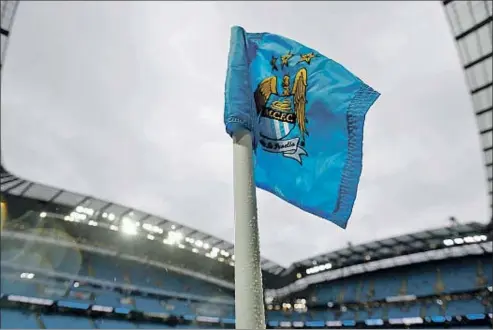  ?? CARL RECINE / REUTERS ?? Panoràmica de l’Etihad Stadium, el camp del Manchester City, des d’un banderí de córner amb l’emblema del club