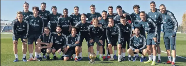  ??  ?? UN BALÓN DE ORO QUE HACE EQUIPO. Modric compartió ayer en Valdebebas el flamante trofeo del Balón de Oro 2018 junto a todos sus compañeros.
