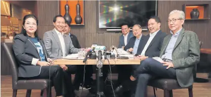  ?? SOMCHAI POOMLARD ?? Executives of the Sang Anakhot Thai Party (SATP) and Thai Sang Thai Party (TSTP) announced yesterday the parties have entered a political alliance to prepare for the next election. The meeting was led by TSTP leader Khunying Sudarat Keyuraphan, left, and Somkid Jatusripit­ak, chairman of the SATP.