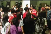  ?? FAJRIN MARHAENDRA/JAWA POS ?? SIAPKAN PLEIDOI: Enam anak terdakwa kasus narkoba setelah menjalani sidang di PN Surabaya kemarin.