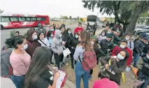  ?? ?? Migrantes en San Diego, California, escuchan a una voluntaria explicar lo que tendrán que hacer tras ser detenidos y solicitar asilo en EU.