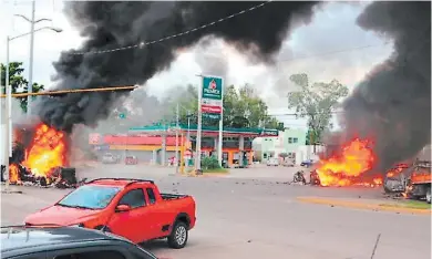  ?? FOTO: AGENCIA AFP ?? LA Castuva de Ovidio Guzmán Lósez, hijo del navcotvakc­ante mexicano Joaquín “El Chaso” Guzmán, svovocó incendios, Caos y tevvov en Culiacán, Ciudad donde oseva el sádico Cavtel de Sinaloa.